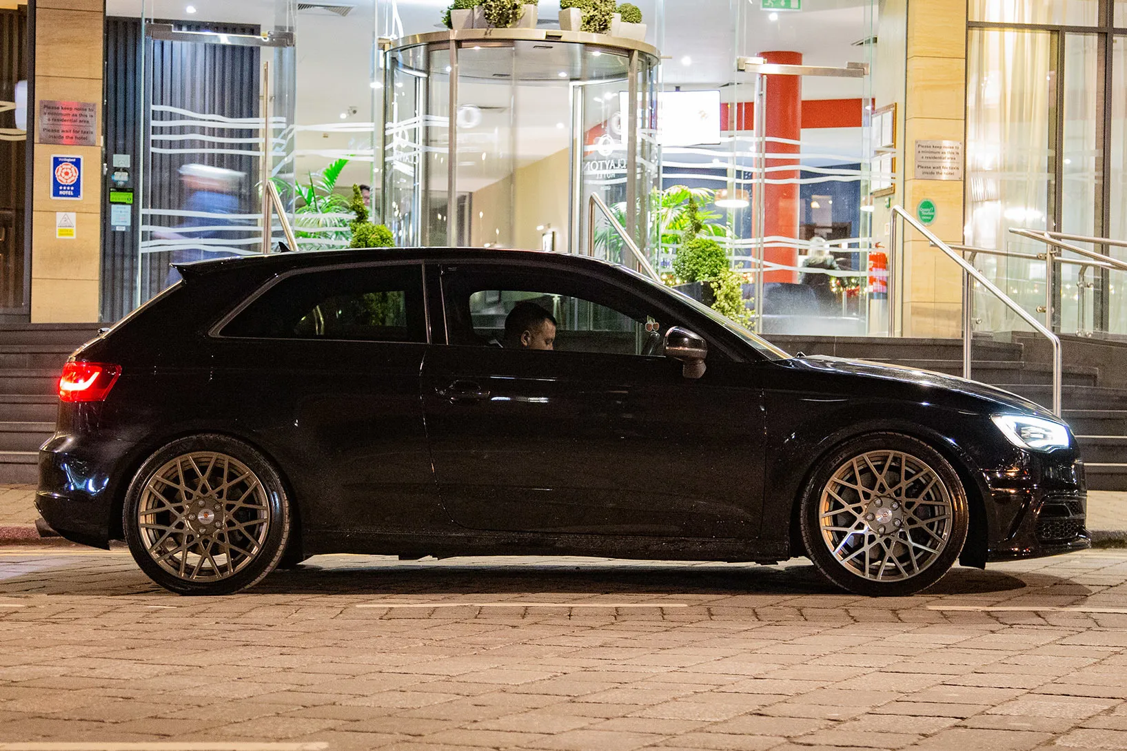 Stuttgart ST10 light alloy wheels