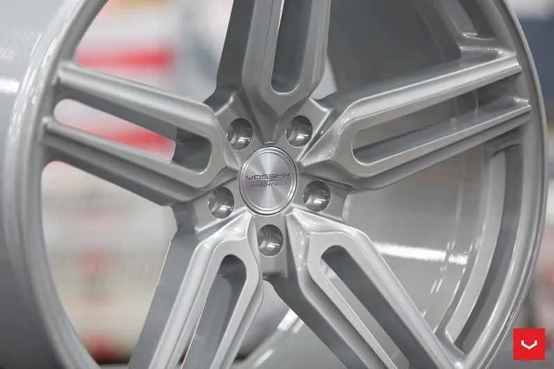 images-products-1-1890-232982370-Vossen-HF-1-Wheel-C33-Gloss-Silver-Hybrid-Forged-Series-_-Vossen-Wheels-2018-1025-1047x698.jpg
