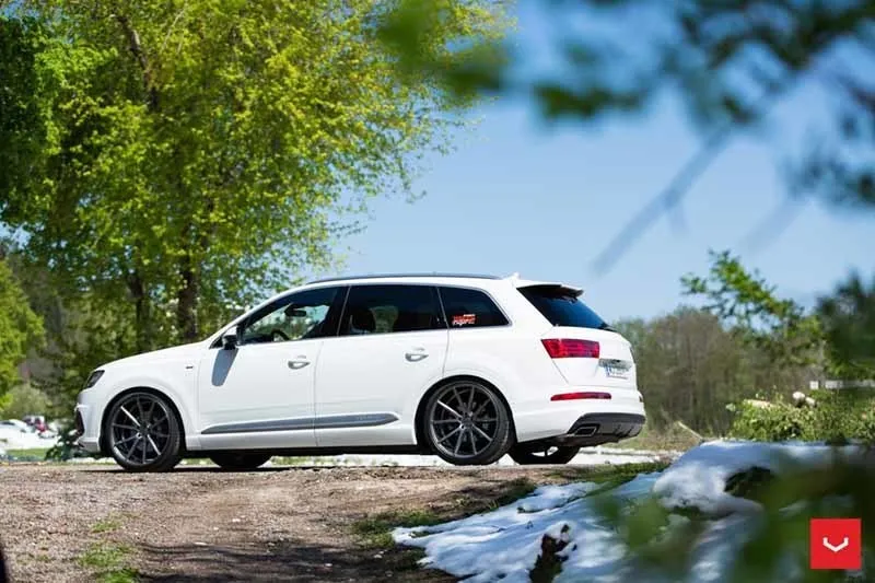 images-products-1-2038-232982518-Audi_Q7_VFS1_12b01426-1047x698.jpg