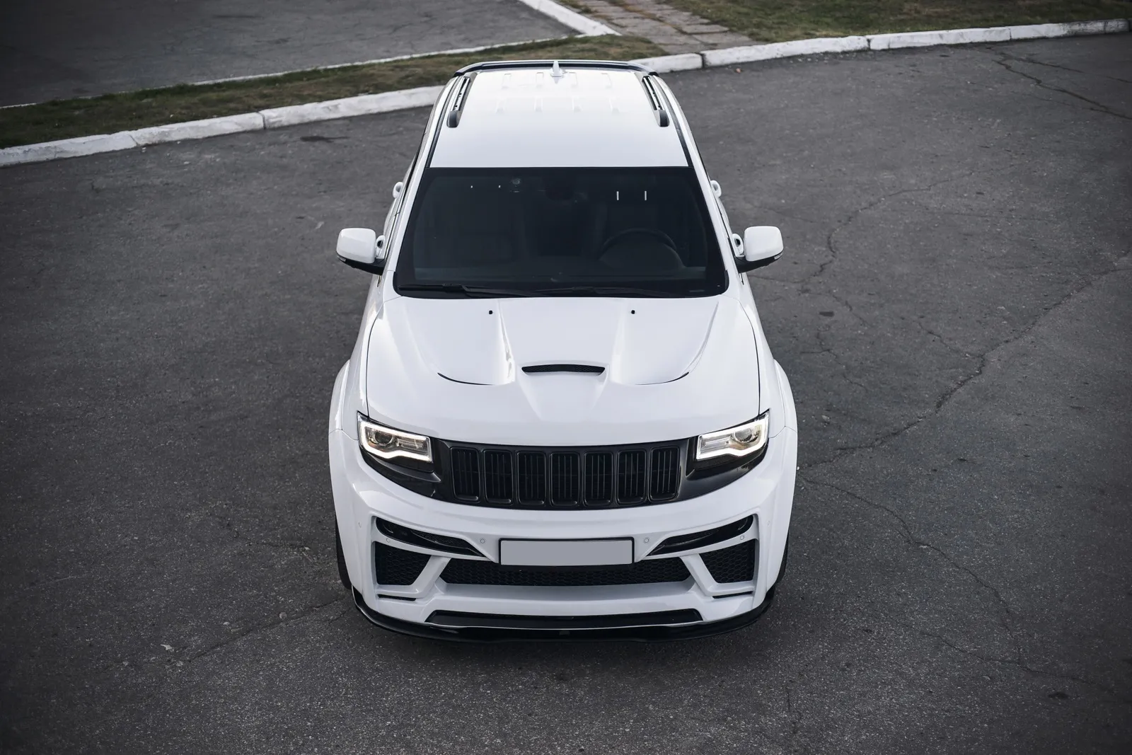 Check price and buy Renegade Design body kit for Jeep Grand Cherokee WK2 Tyrannos V1