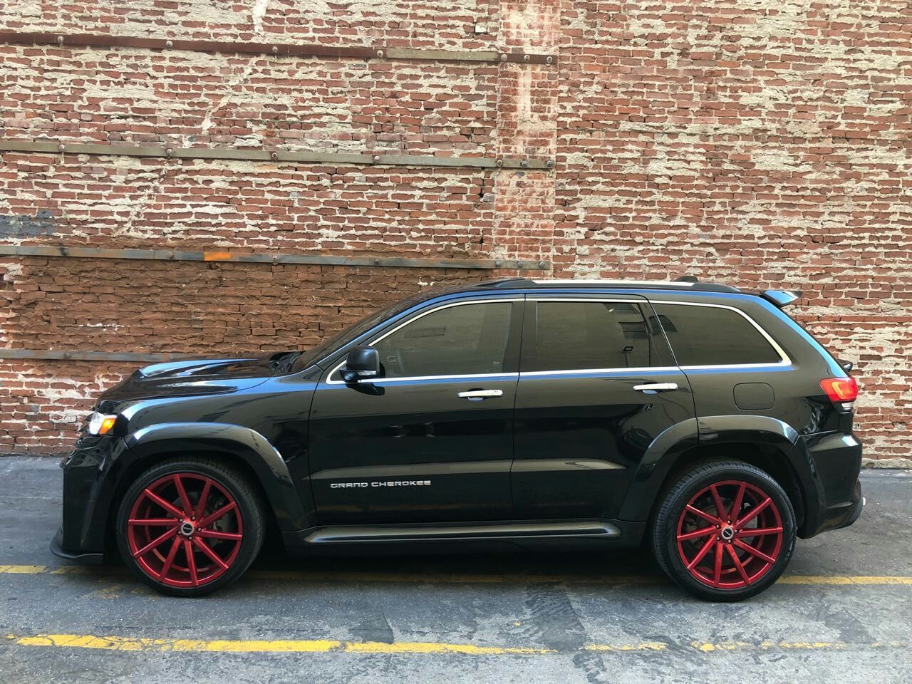 Check price and buy Renegade Design body kit for Jeep Grand Cherokee WK2 Tyrannos V1