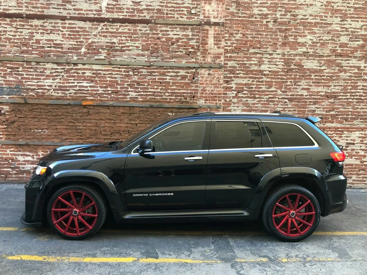 Check price and buy Renegade Design body kit for Jeep Grand Cherokee WK2 Tyrannos V1