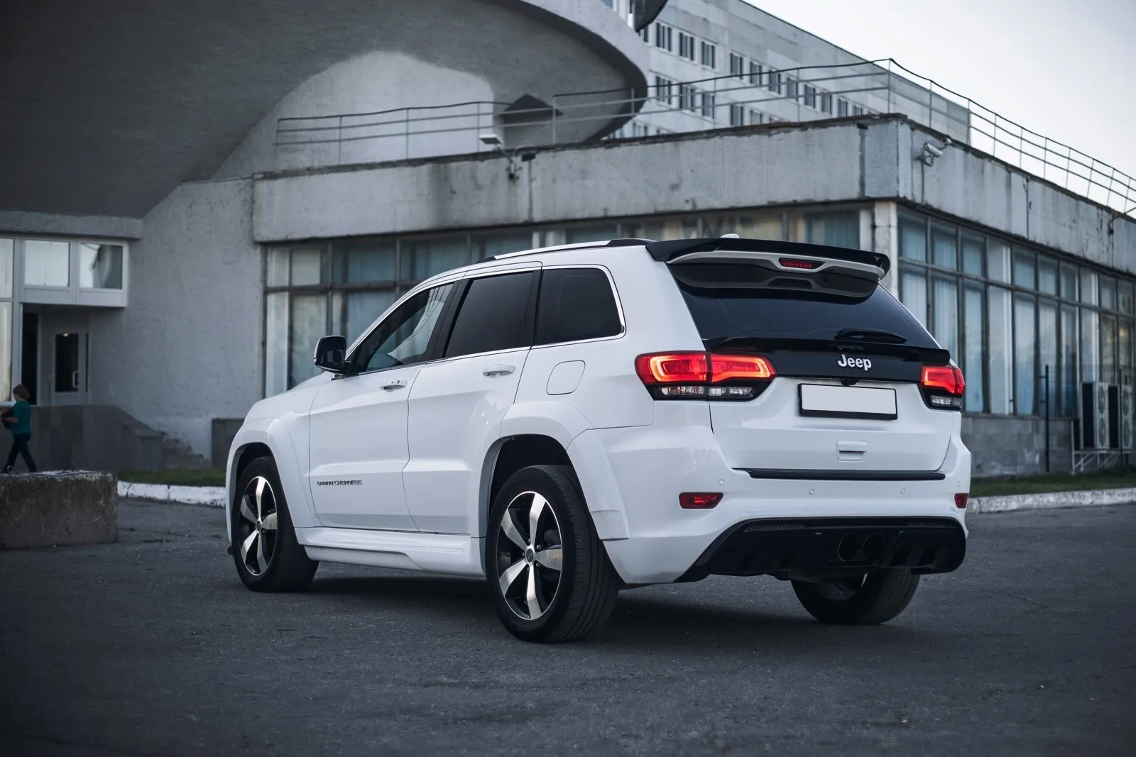 Check price and buy Renegade Design body kit for Jeep Grand Cherokee WK2 Tyrannos V1