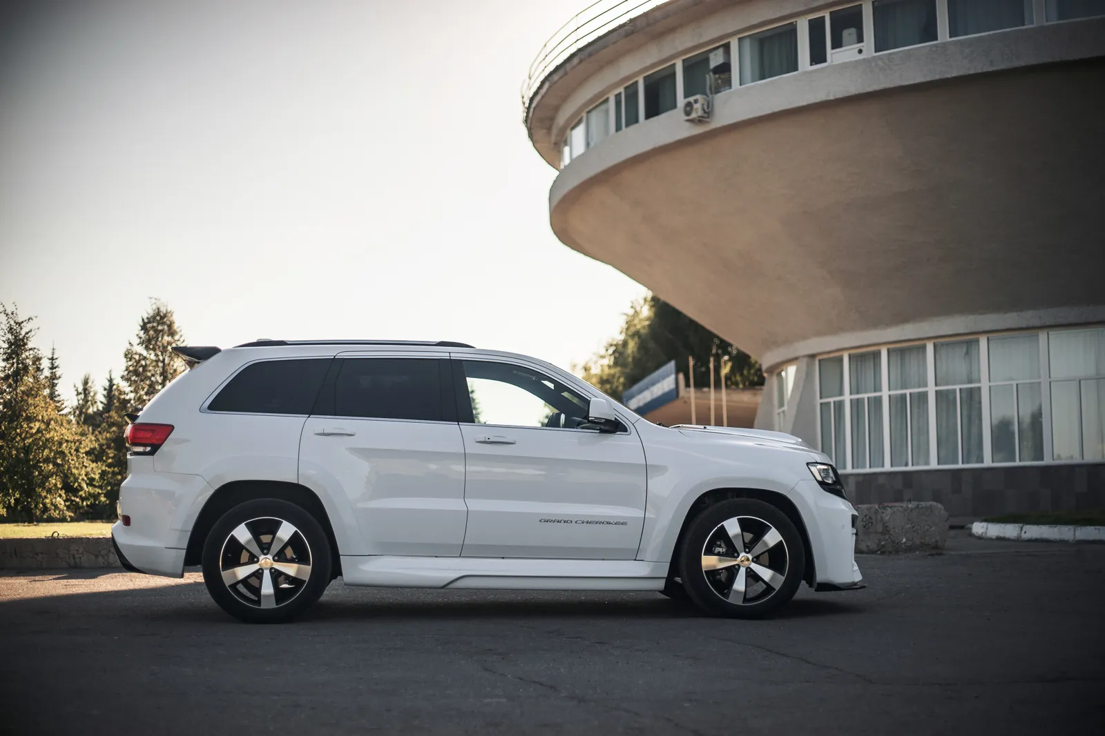 Check price and buy Renegade Design body kit for Jeep Grand Cherokee WK2 Tyrannos V1