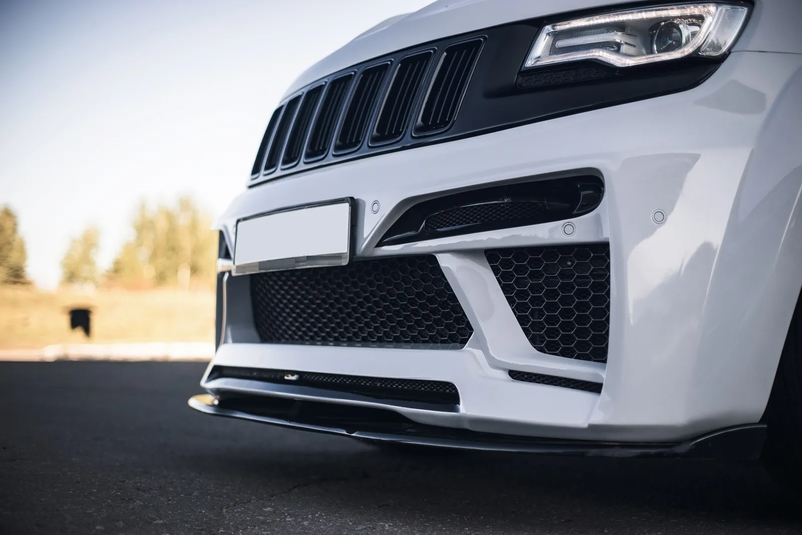 Check price and buy Renegade Design body kit for Jeep Grand Cherokee WK2 Tyrannos V1