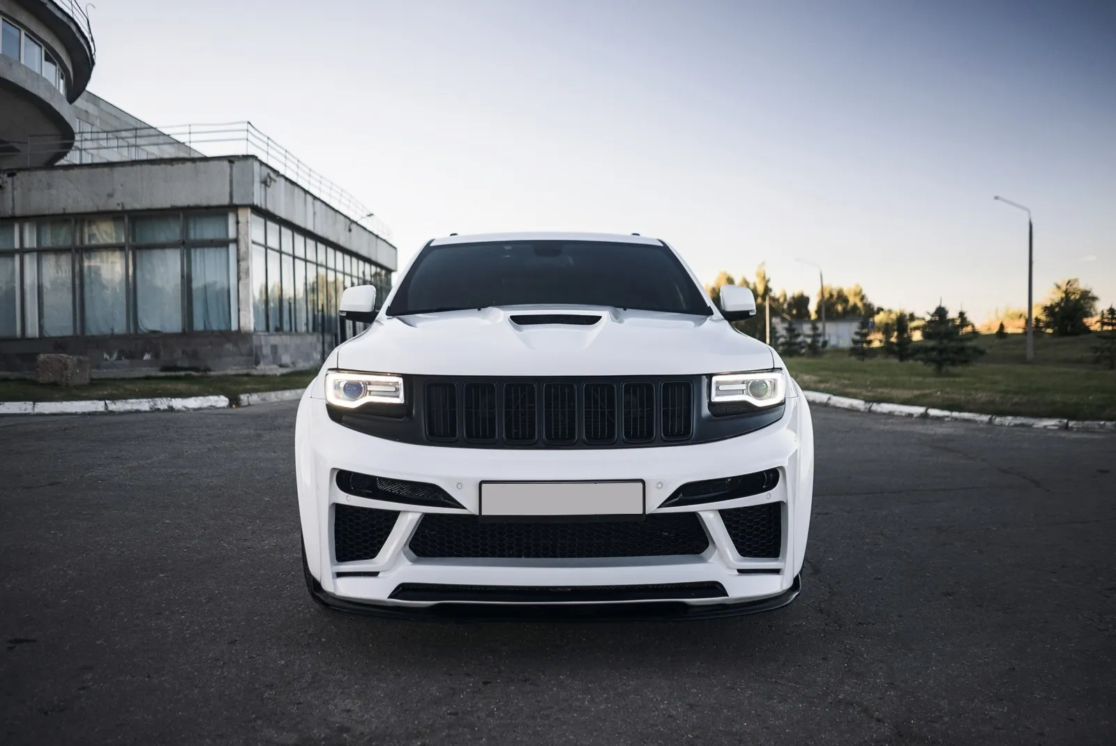 Check price and buy Renegade Design body kit for Jeep Grand Cherokee WK2 Tyrannos V1
