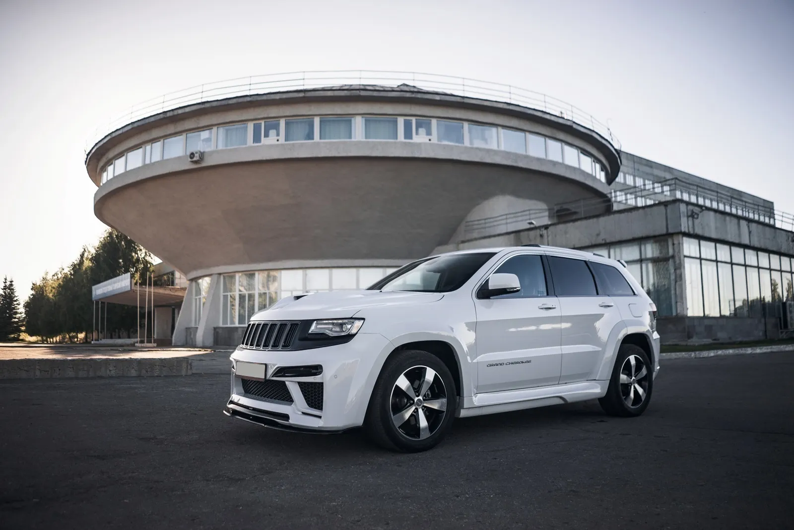 Check price and buy Renegade Design body kit for Jeep Grand Cherokee WK2 Tyrannos V1