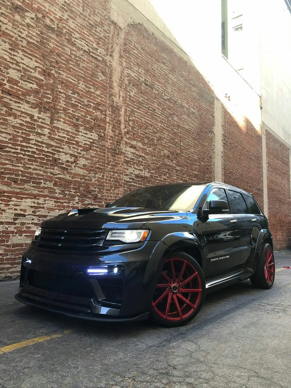 Check price and buy Renegade Design body kit for Jeep Grand Cherokee WK2 Tyrannos V1