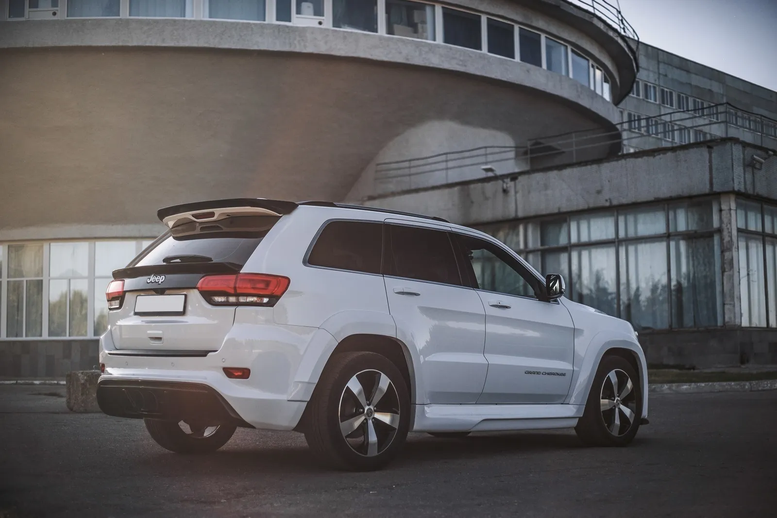 Check price and buy Renegade Design body kit for Jeep Grand Cherokee WK2 Tyrannos V1