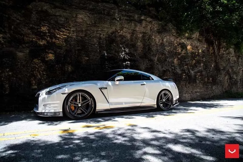 images-products-1-2340-232982820-Nissan_GTR_VFS5_dd620cdc-1047x698.jpg