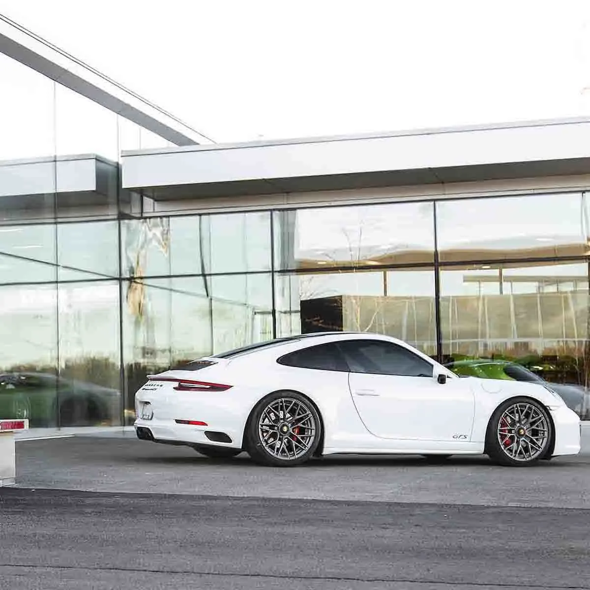 images-products-1-2353-232974641-white-porsche-991-gts-brixton-forged-cm10-targa-series-center-lock-20-kingsport-grey-01.jpg