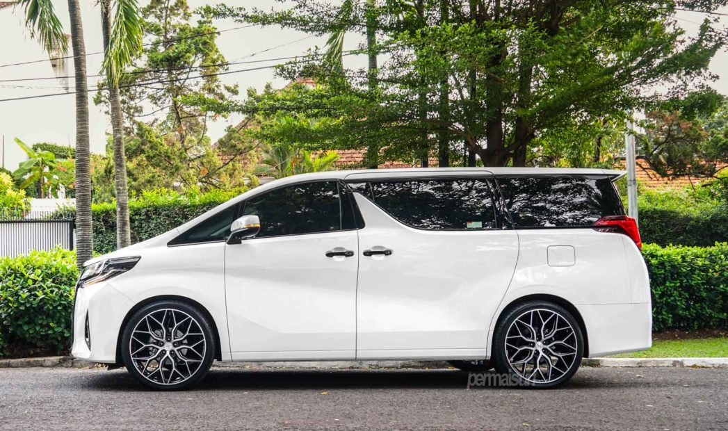 Колесо тойота альфард. Toyota Vellfire 2018. Toyota Vellfire Hybrid. Vellfire Toyota r22. Тойота Vellfire 2018.