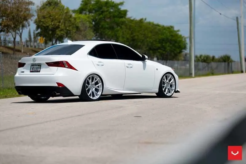 images-products-1-2413-232982893-Lexus_IS_VFS6_039660cf-1047x698.jpg