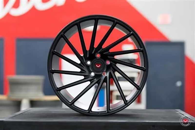 Vossen VPS 305T forged wheel — close-up spoke detail