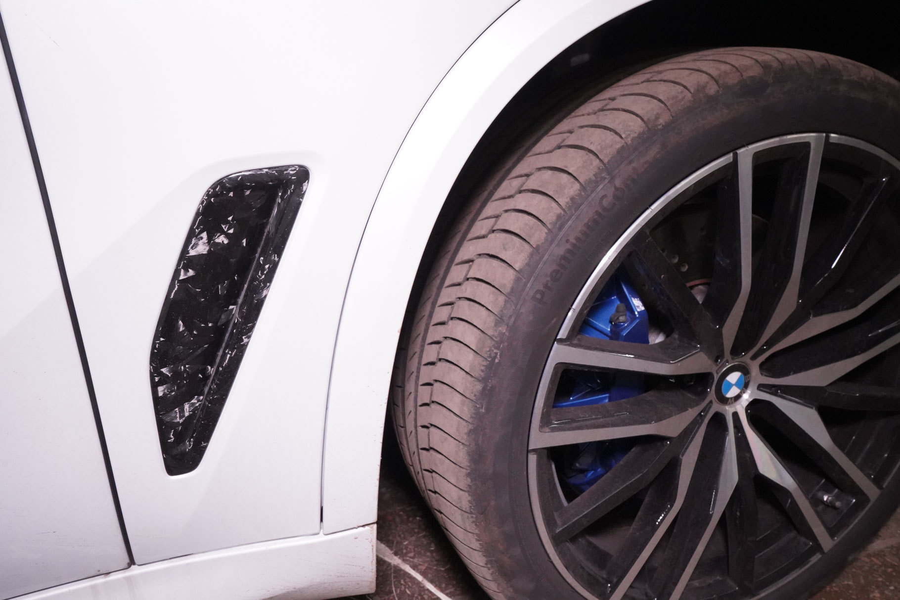 Carbon fiber frames in the air ducts of the front fenders of the BMW X5 G05