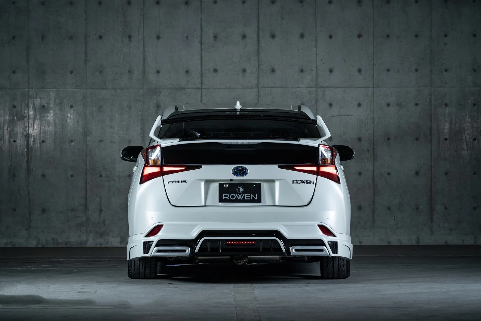 Rowen body kit for Toyota PRIUS RR Late Model carbon