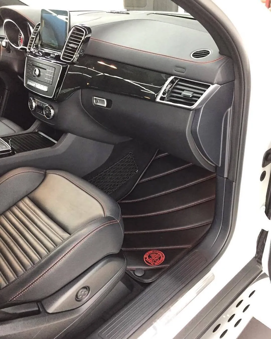 Rugs from eco-leather Vestis for Mercedes