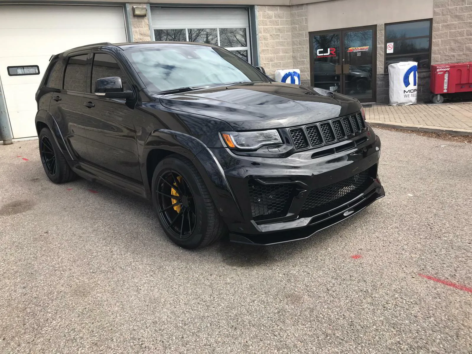 Check our price and buy a Renegade Design body kit for Jeep Grand Cherokee Trackhawk Tyrannos V3