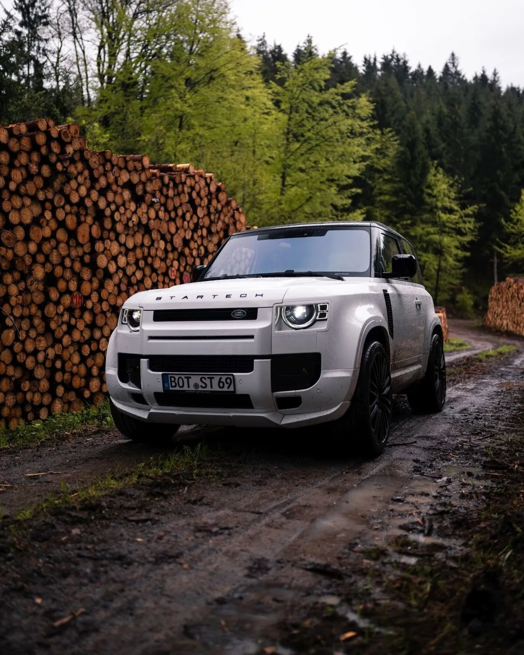 Check our price and buy Startech body kit for Land Rover Defender!