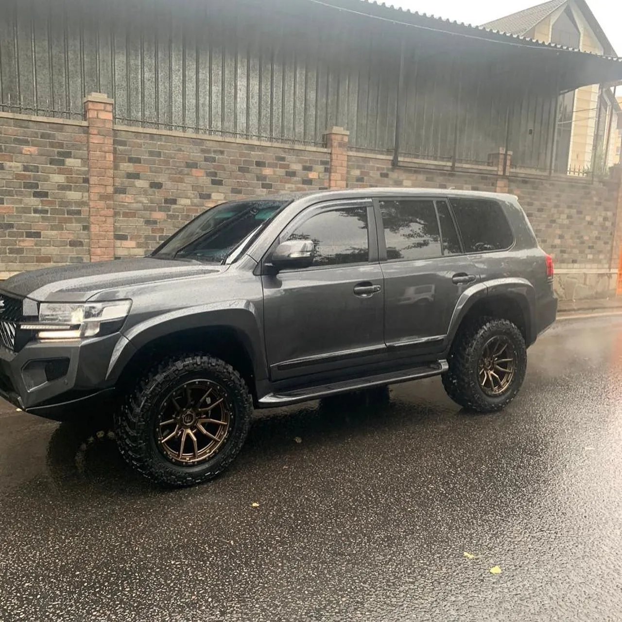 Check our price and buy Shikari body kit for Toyota Land Cruiser 200