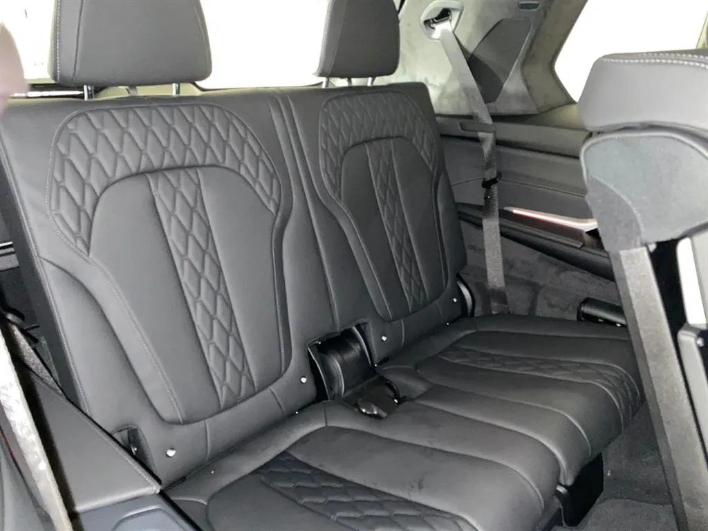 Check price and buy New BMW X7 M50d (G07) For Sale