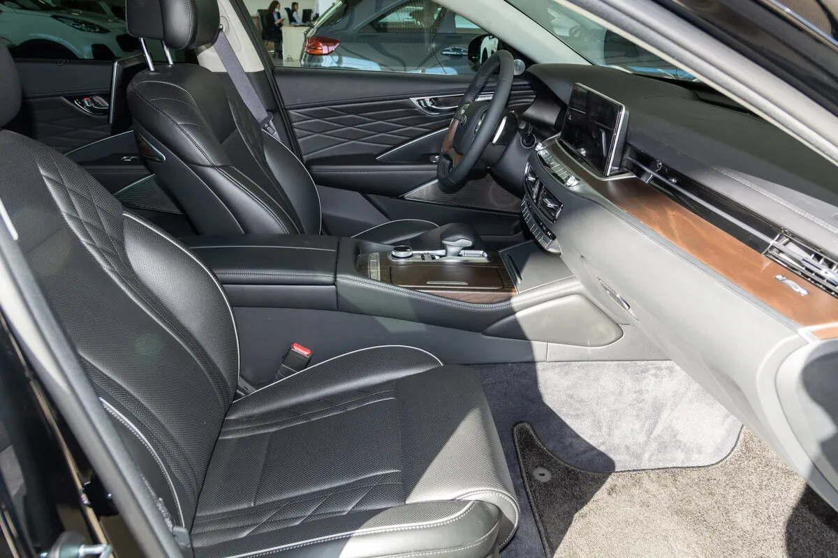 Check price and buy New Kia K900 For Sale