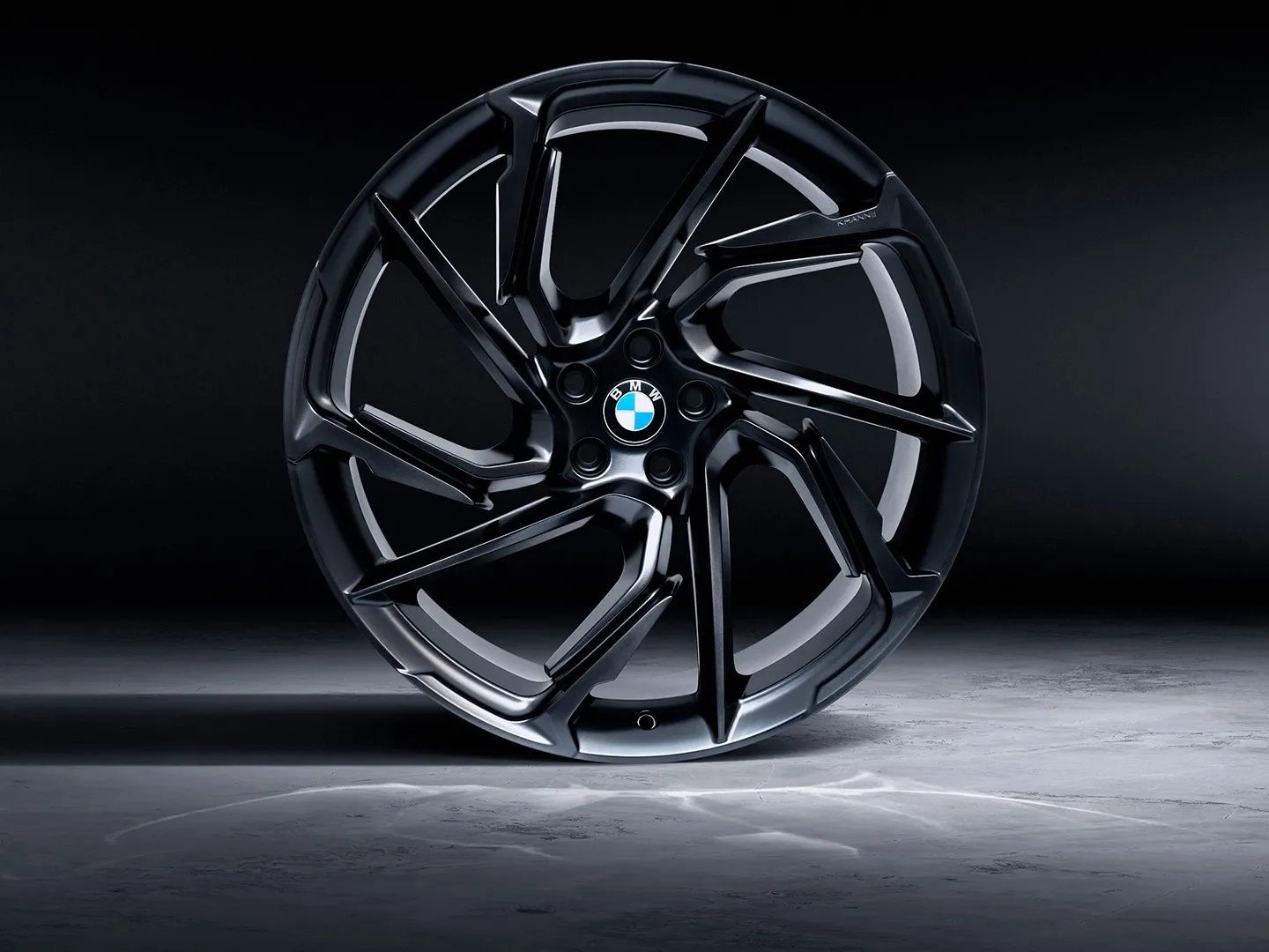 Khann KW B1 Black — 3/4 view