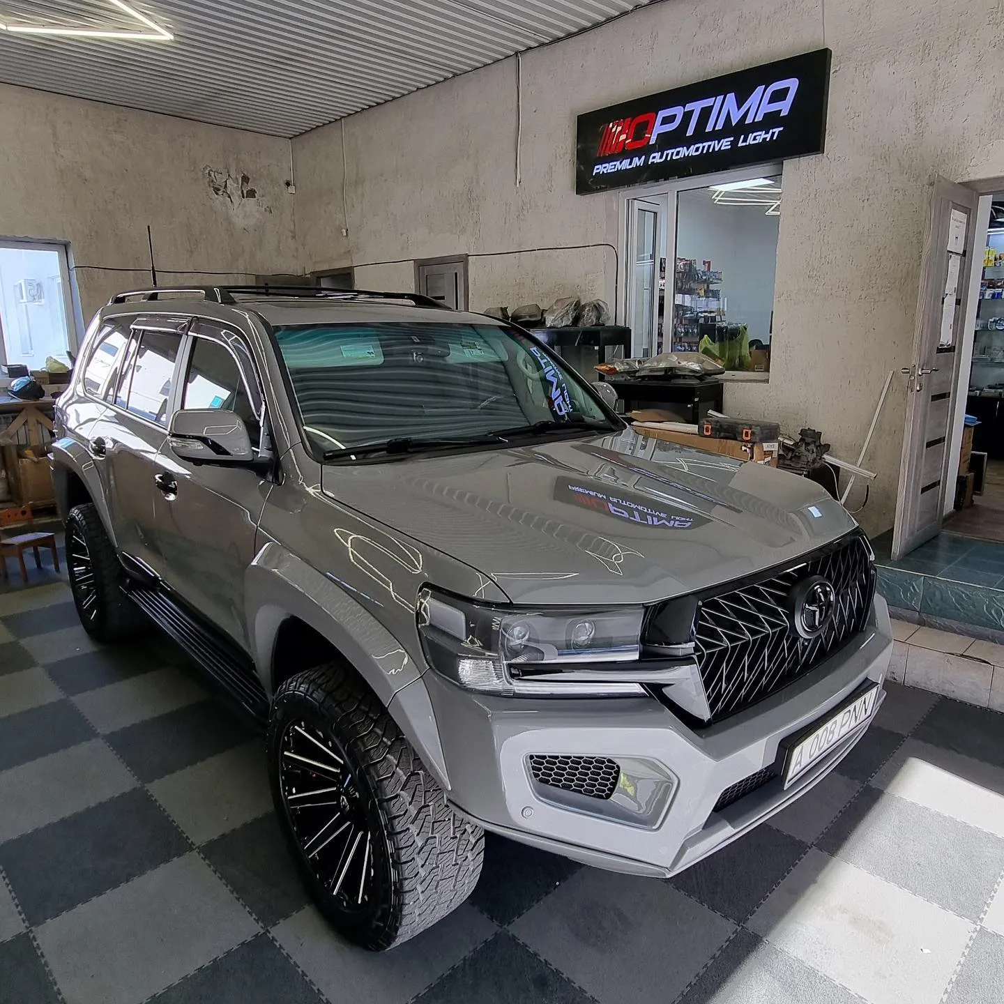 Check our price and buy Shikari body kit for Toyota Land Cruiser 200
