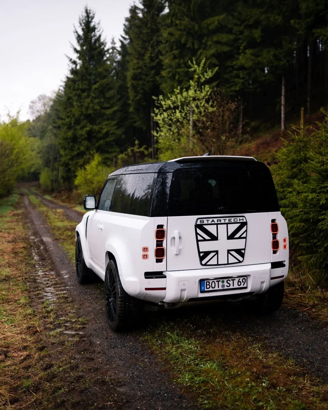 Check our price and buy Startech body kit for Land Rover Defender!