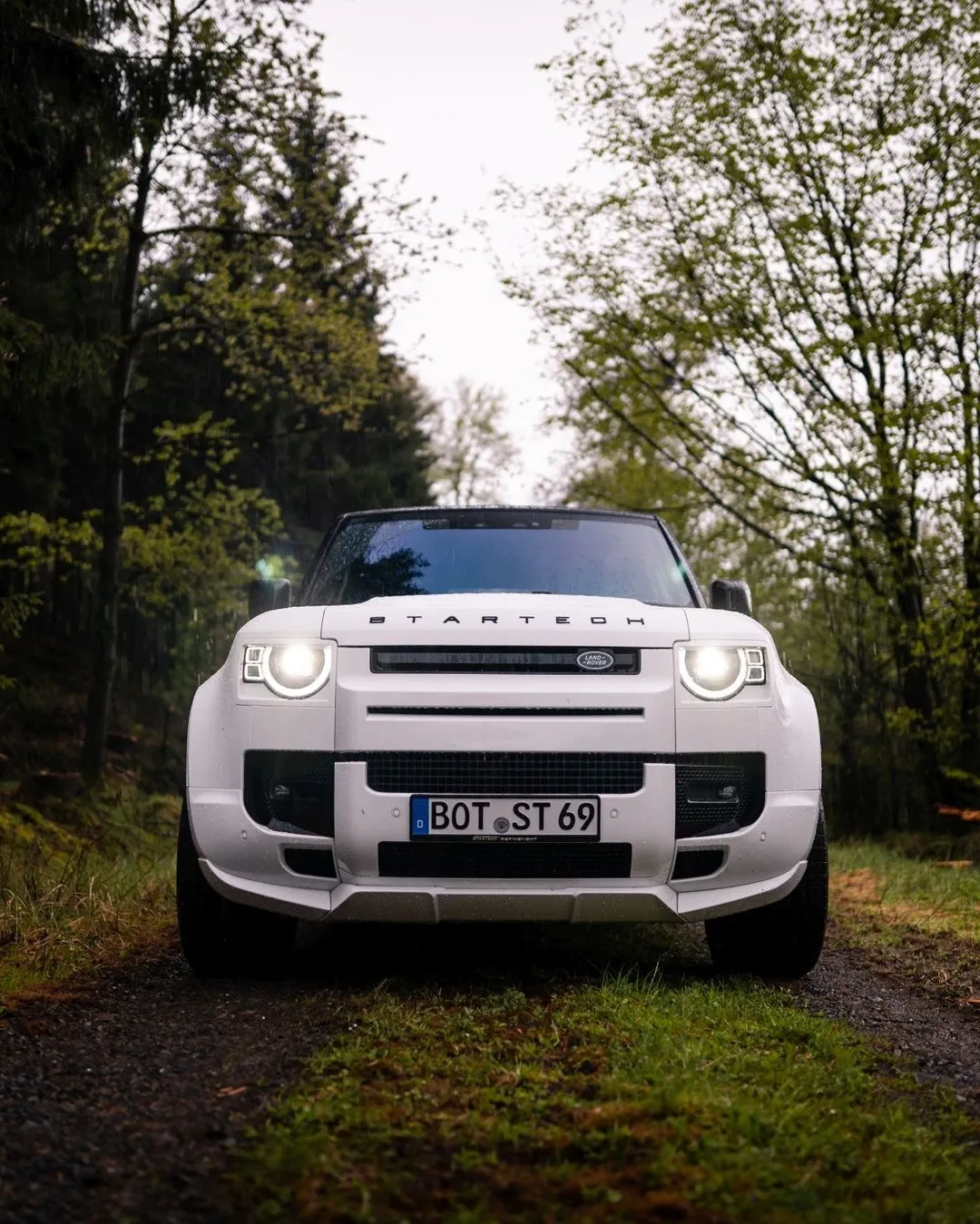 Check our price and buy Startech body kit for Land Rover Defender!