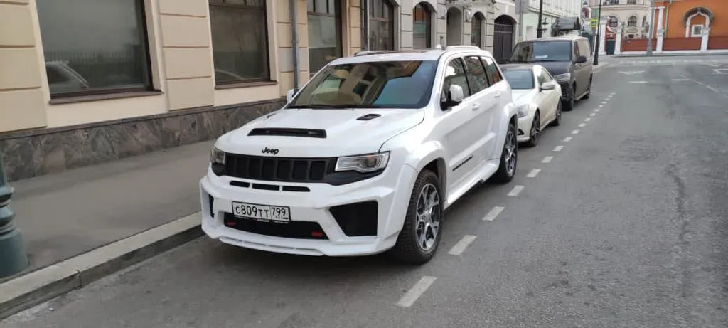 Check our price and buy a Renegade Design body kit for Jeep Grand Cherokee Trackhawk Tyrannos V3