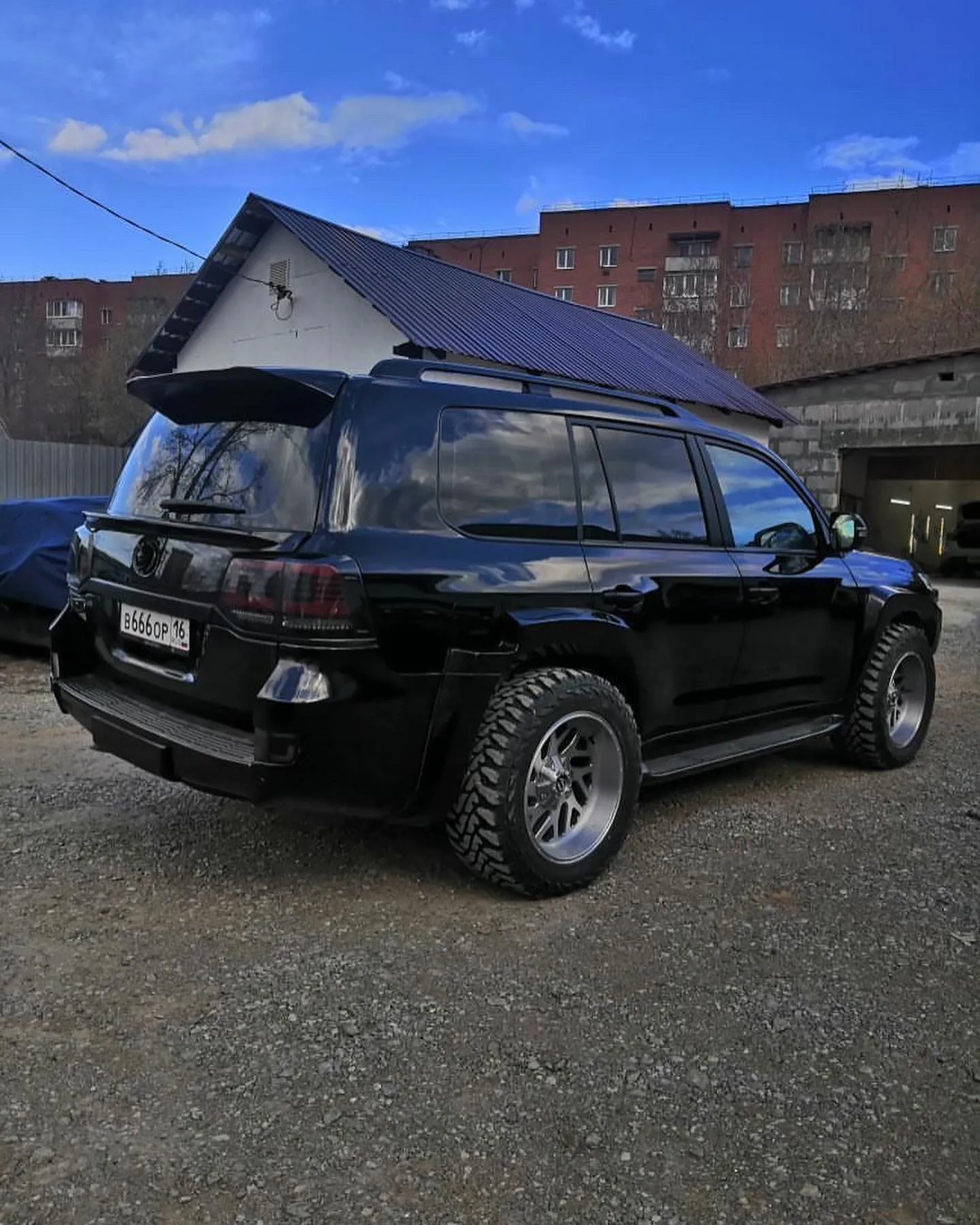 Check our price and buy Shikari body kit for Toyota Land Cruiser 200