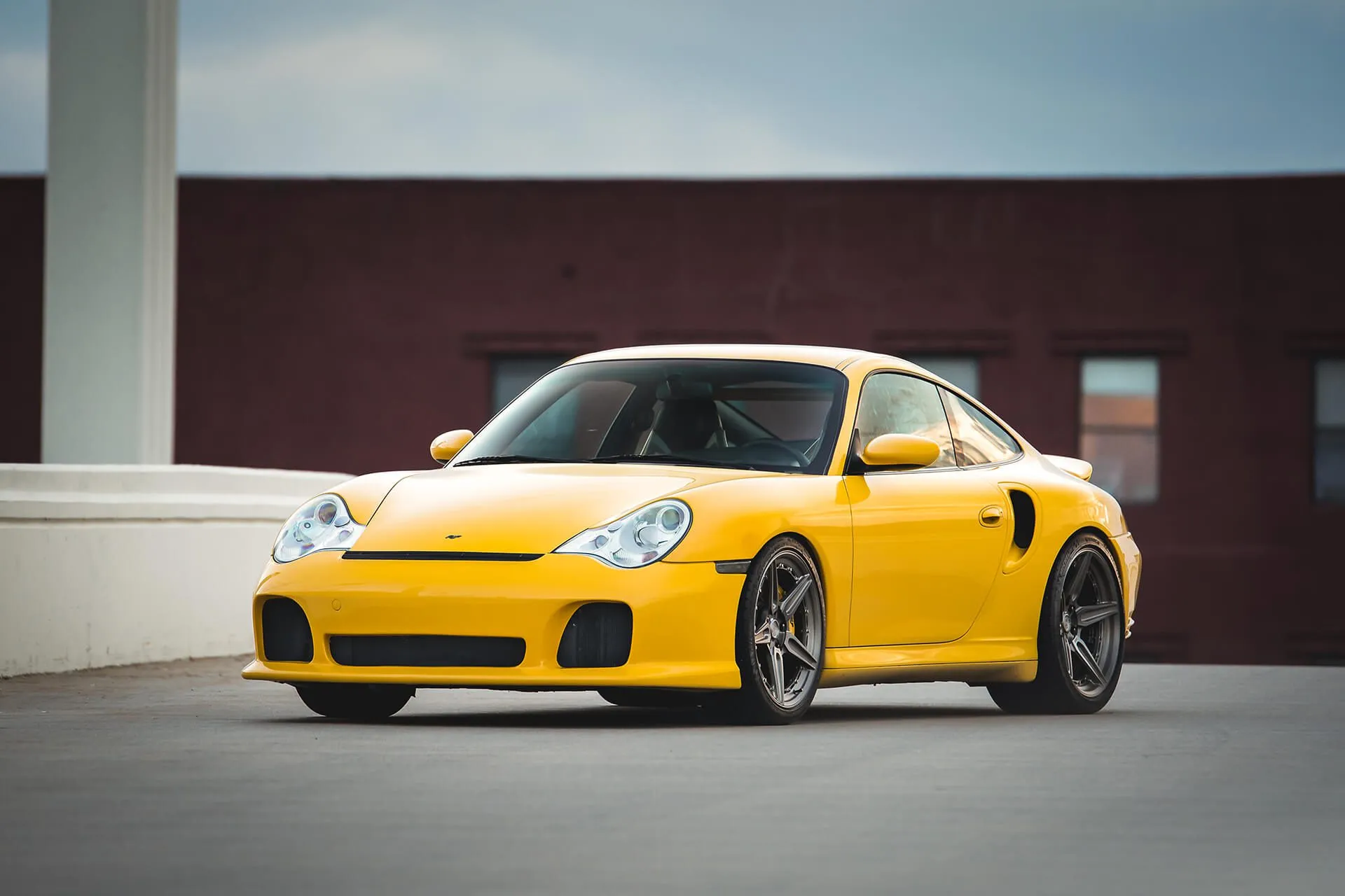 1221 Wheels 0551 AP3 SPORT3.0 mounted on Porsche 911 Turbo — exterior side view