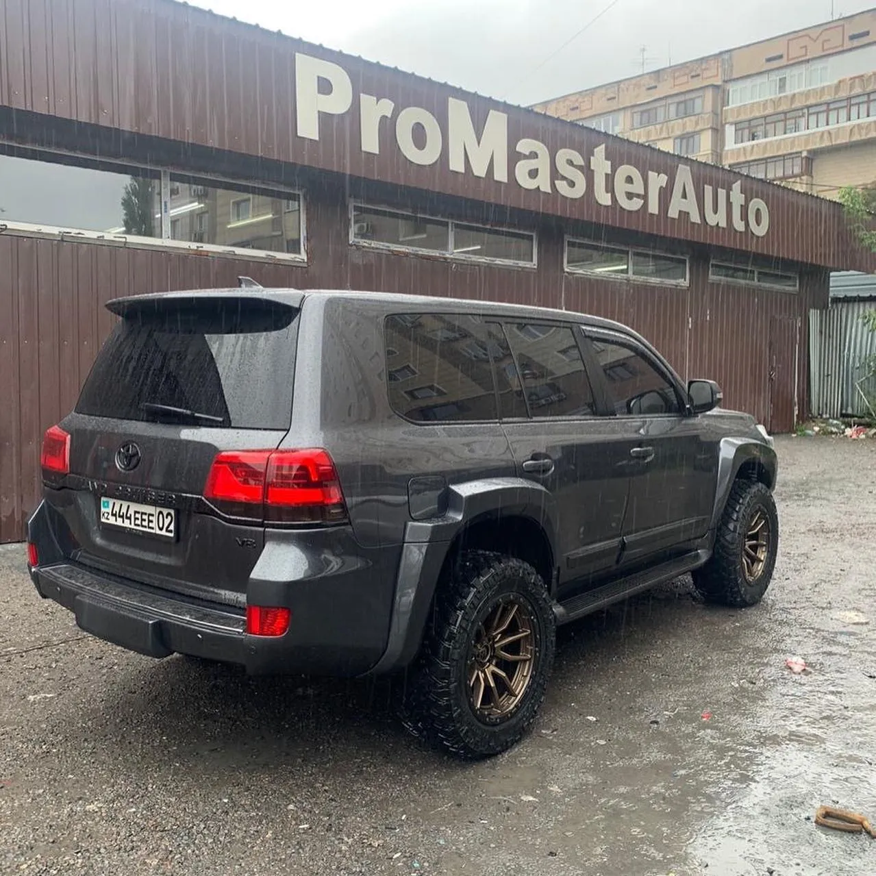 Check our price and buy Shikari body kit for Toyota Land Cruiser 200