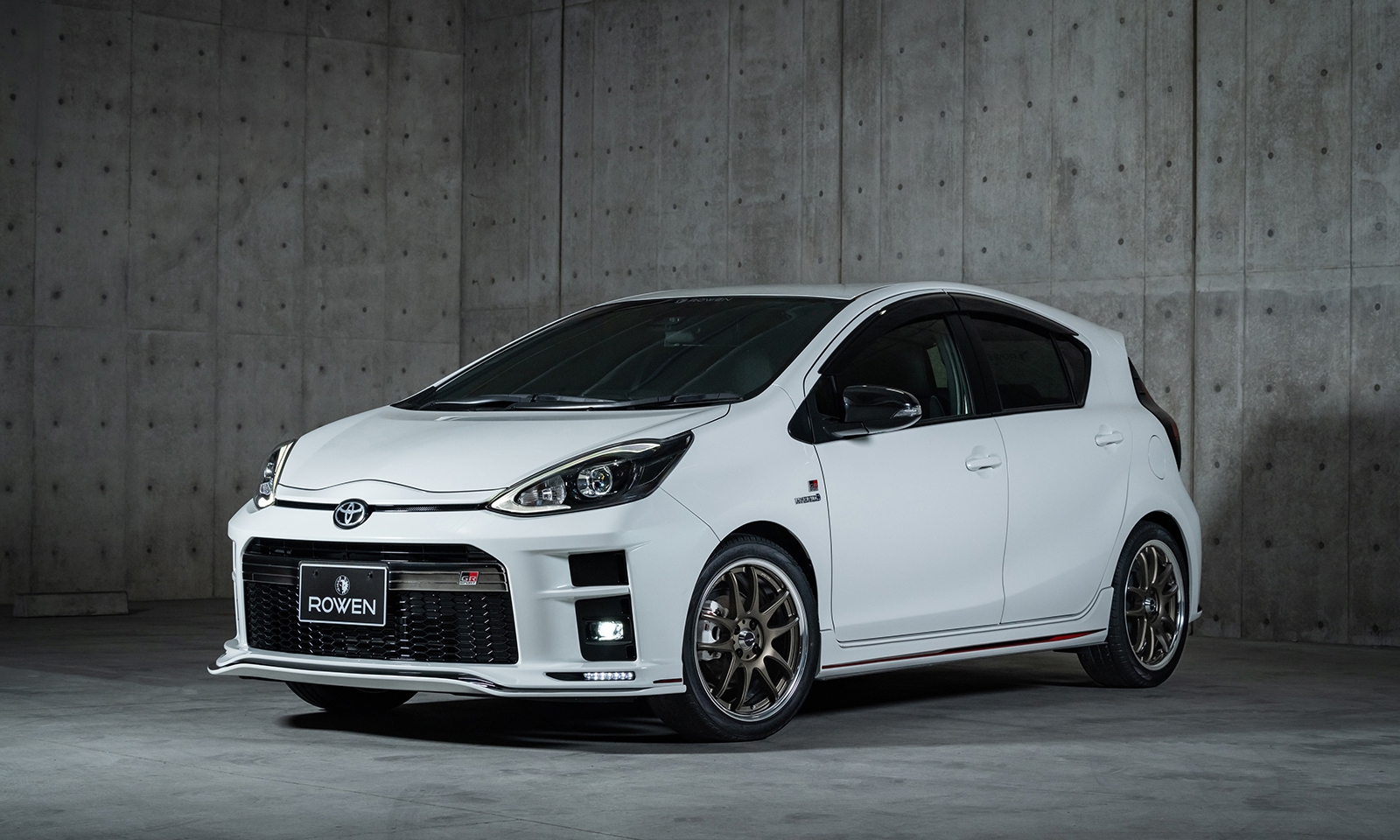 Check our price and buy Rowen body kit for Toyota Aqua GR !