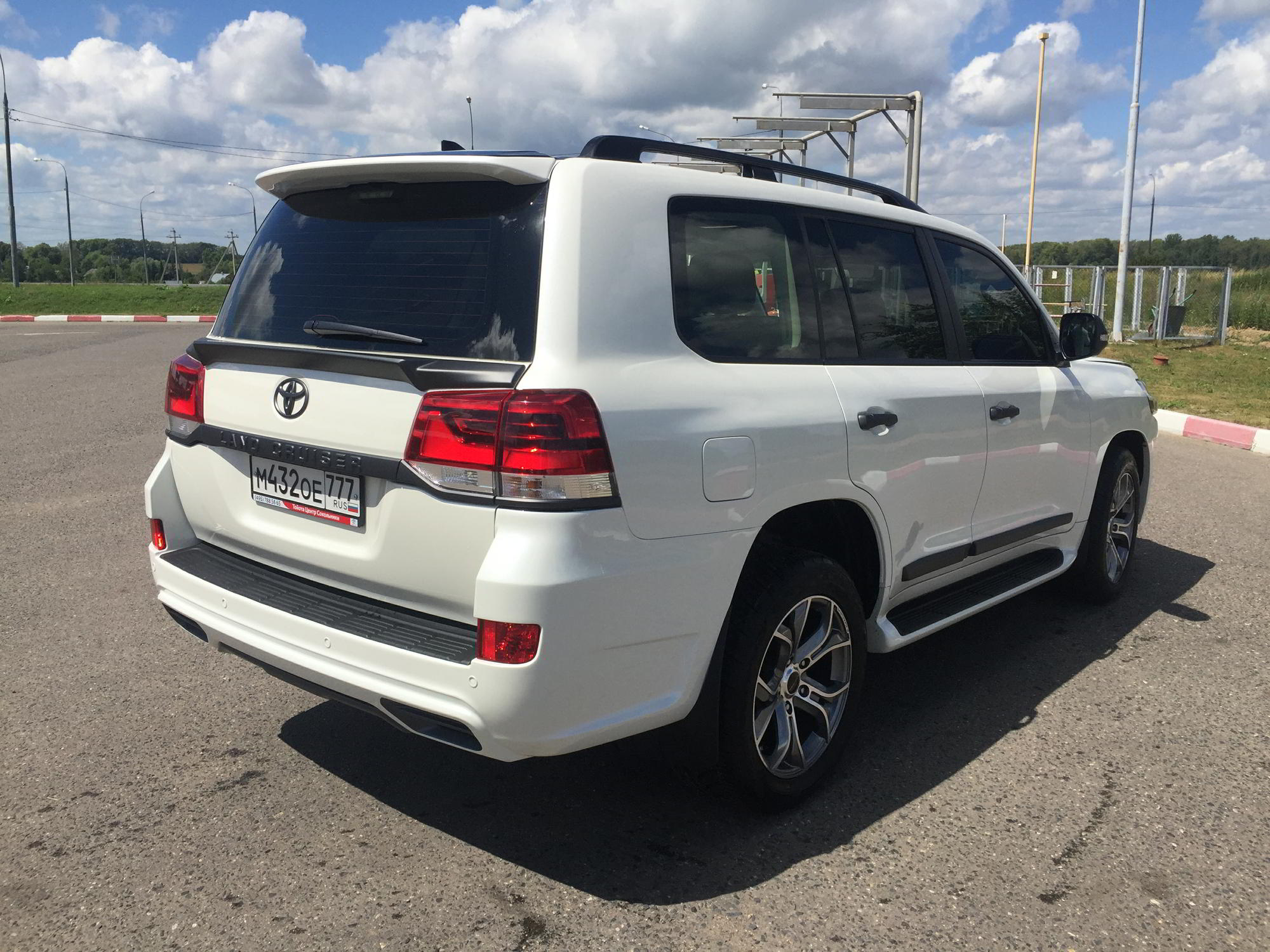 Spoiler Renegade Design for Toyota Land Cruiser 200