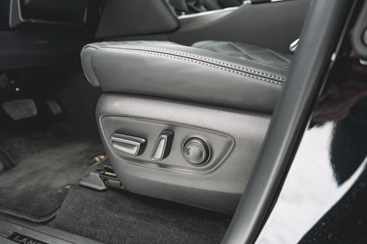 Set of front comfort Active Smart Seats with Active Comfort option