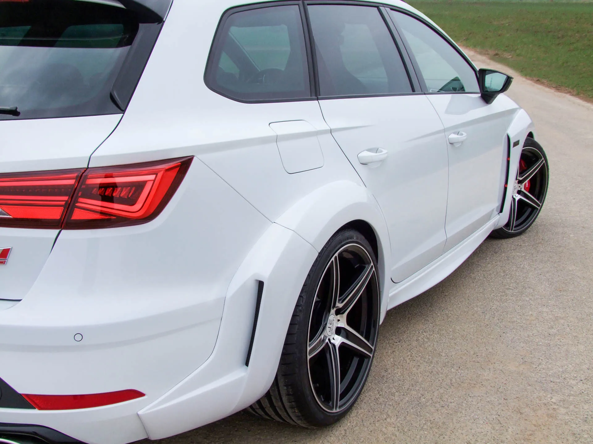 Check our price and buy JE Design body kit for Seat Leon ST FR + Cupra!