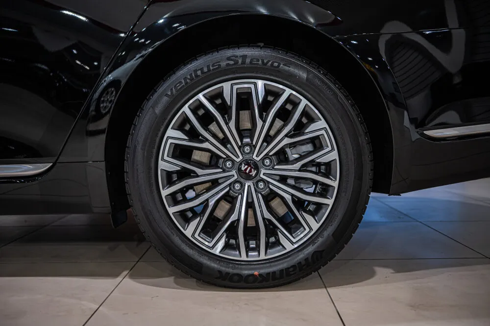 Check price and buy New Kia K900 For Sale