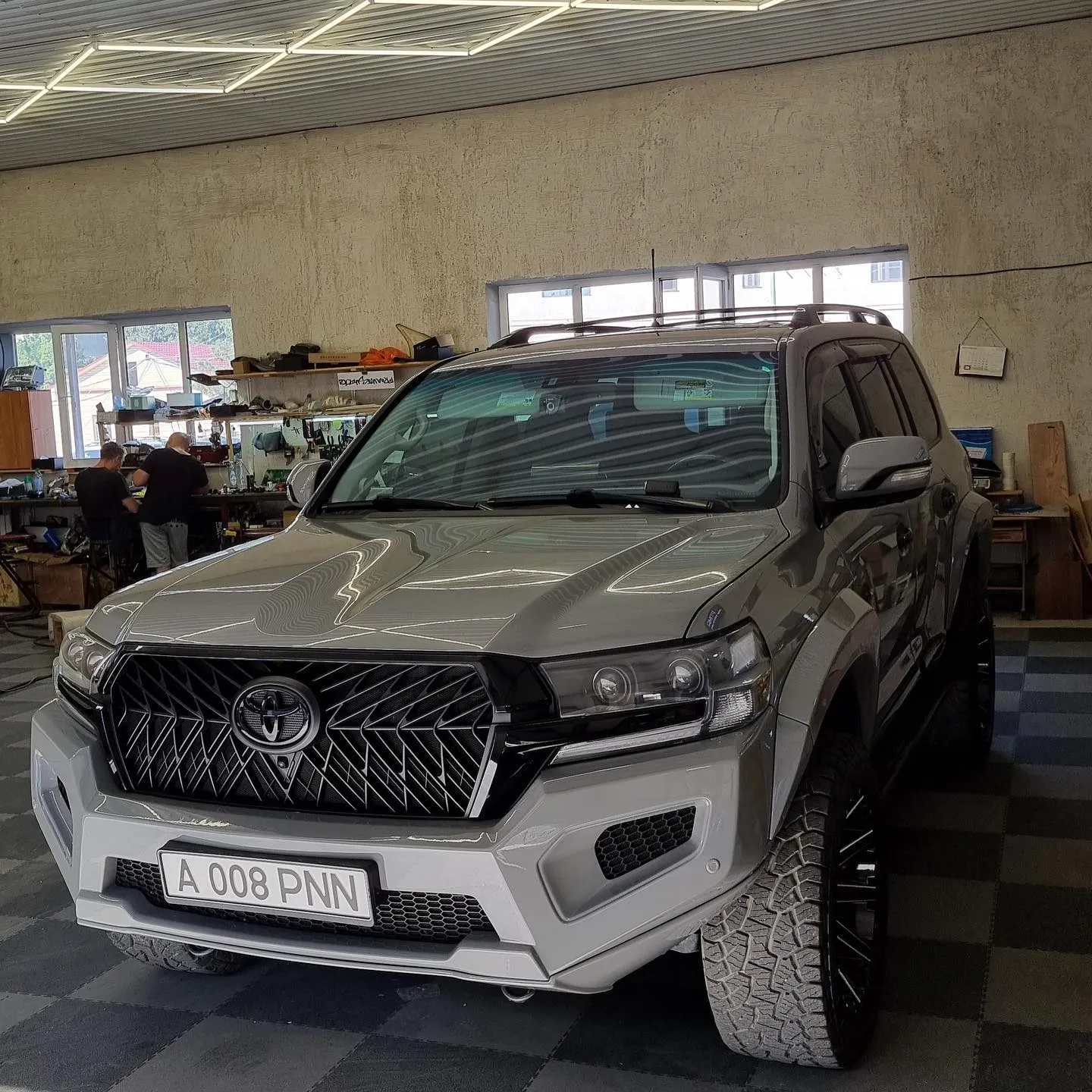 Check our price and buy Shikari body kit for Toyota Land Cruiser 200