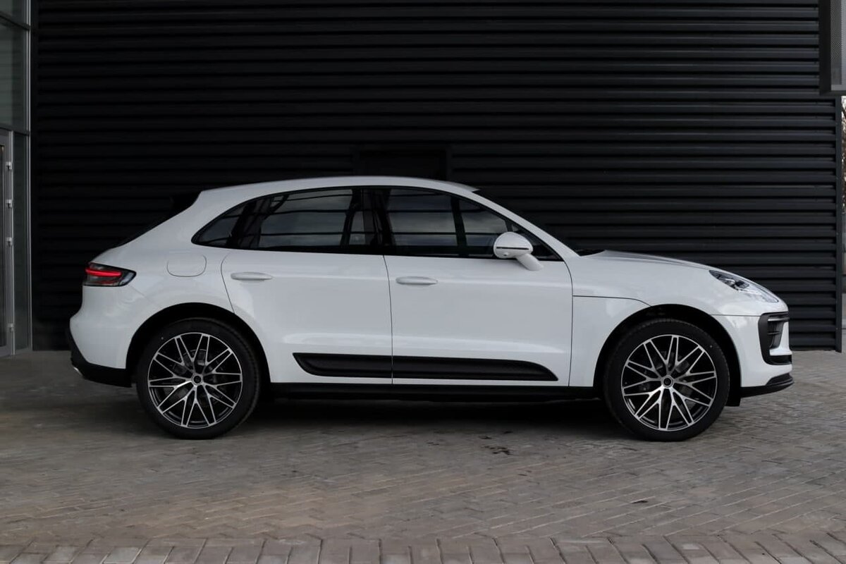 Check price and buy New Porsche Macan Restyling 2 For Sale
