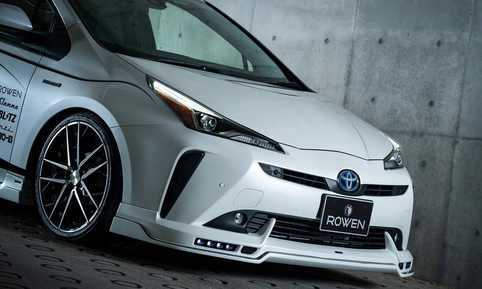 Check our price and buy Rowen body kit for Toyota Prius 50!